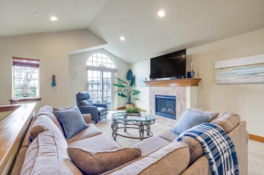 Walk to Lincoln City Beach Townhome with Balconies!